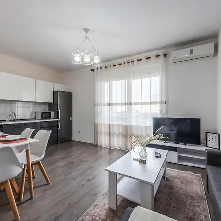 Unbeatable Location - Walkable アパート ティラナ