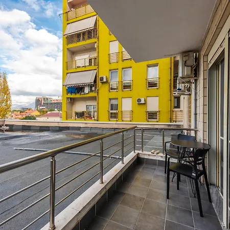 New Boulevard / 10' Walk From Center *
