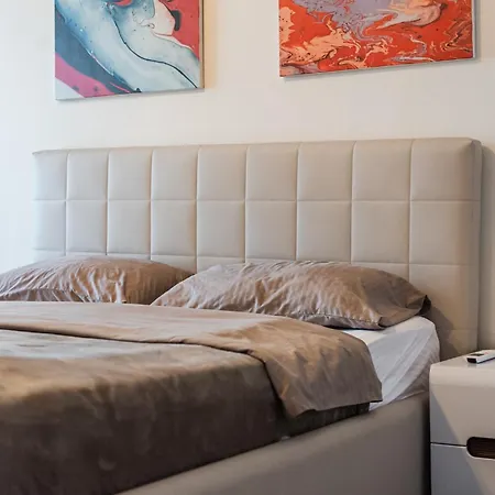 Unbeatable Location - Walkable *