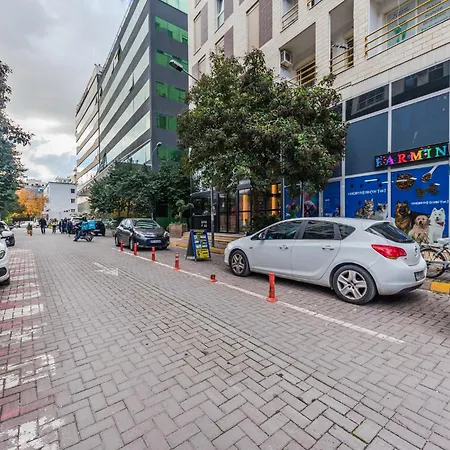 New Boulevard / 10' Walk From Center Apartment